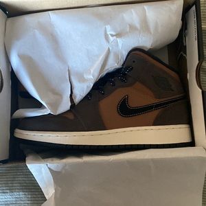 Jordan 1. Brand new color chocolate size 5y. It fit size 6.5 female